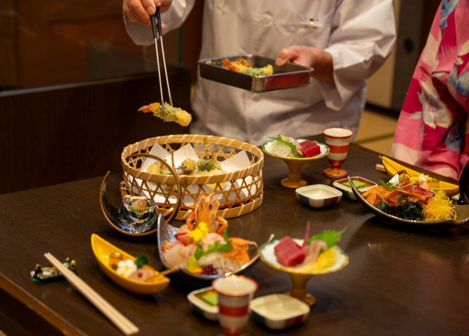 Course meals and tempura in a Japanese-style tatami room